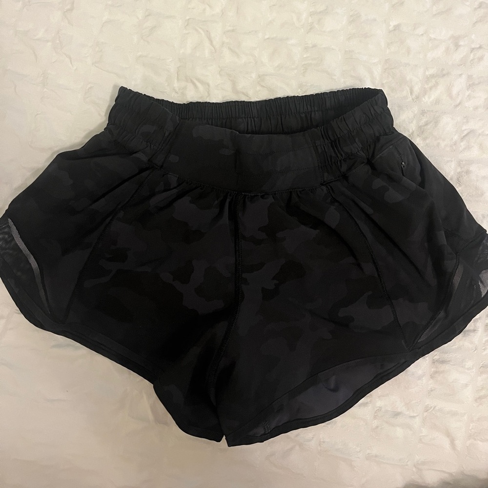 Size 4 lululemon hotty hot shorts! 2.5 inch!